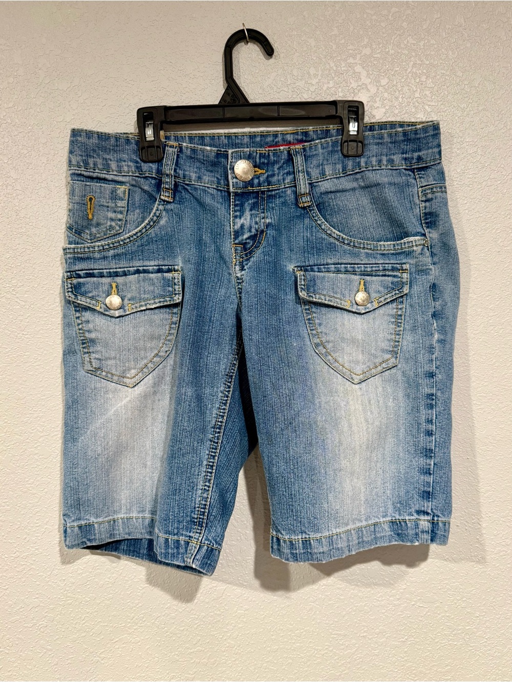 Early 2000’s UNIONBAY Light Blue Denim Cargo Pocket Shorts Women’s Size 7